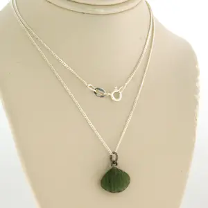 Zilveren collier met hanger bezet met groene schelpvormig agaath kopen? Bied vanaf 1!