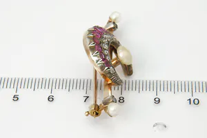 Bwgg halve maan Broche Cushion / Bolsjewiek diamant & robijn kopen? Bied vanaf 160!