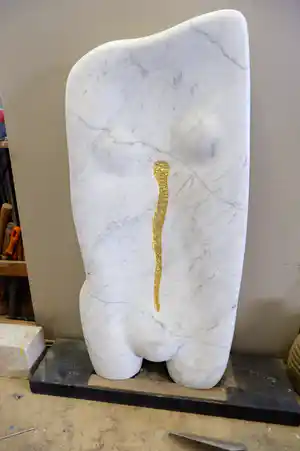 Jilles Waagmeester - Marmeren beeld met bladgoud verkocht voor € 1200!