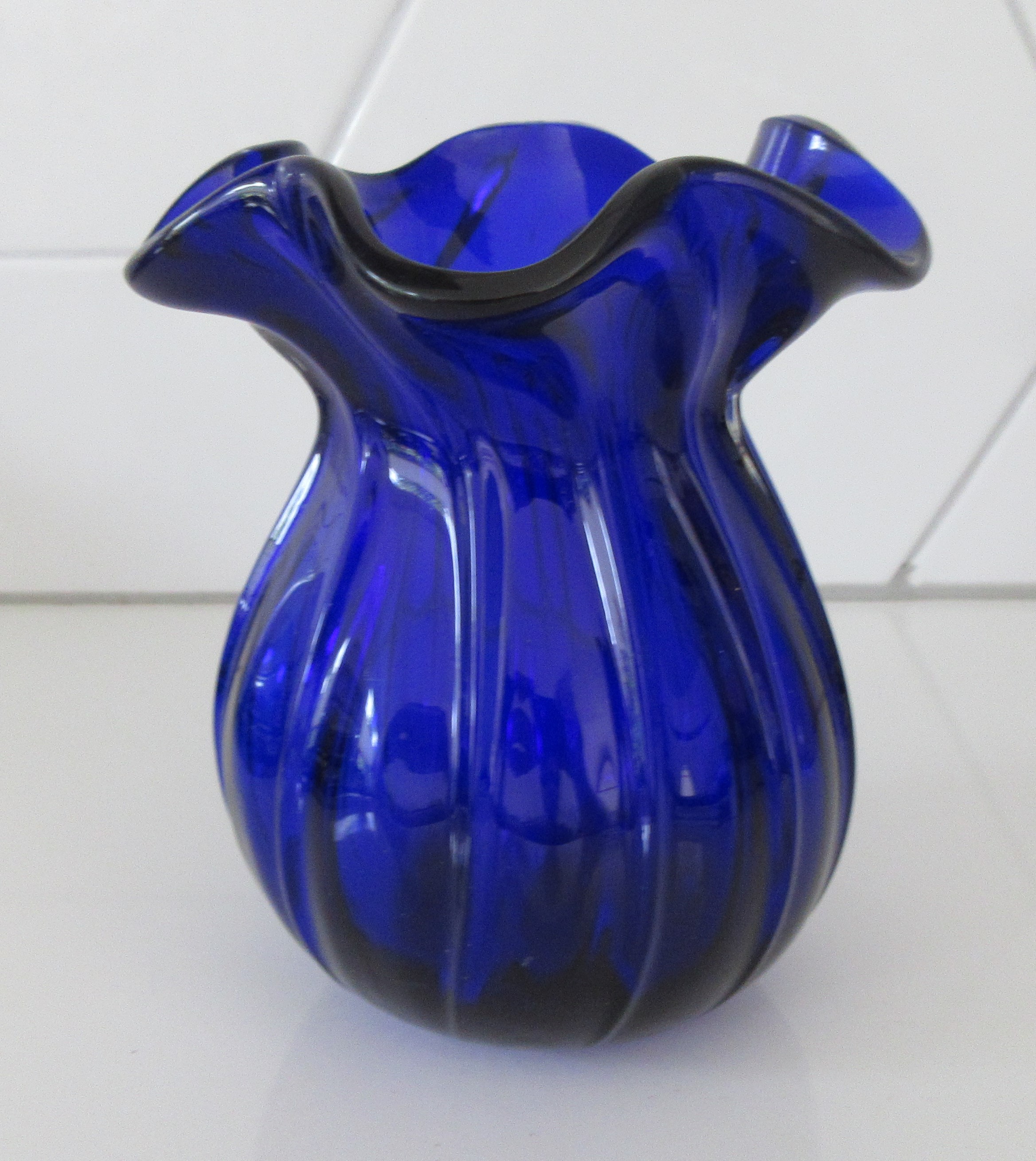 Niet of onleesbaar gesigneerd - Antiek 19e eeuws Frans Cobalt blauw vrijgeblazen dikglazen vaasje kopen? Bied vanaf 1!