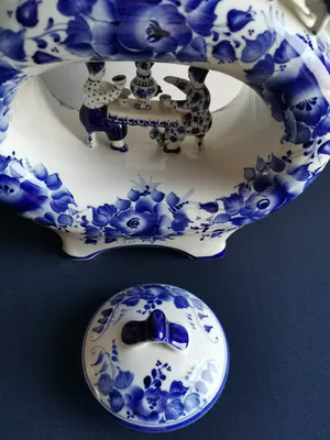 Niet of onleesbaar gesigneerd - Fraaie gedecoreerde Chinese koffiepot in blauw en wit keramiek kopen? Bied vanaf 1!