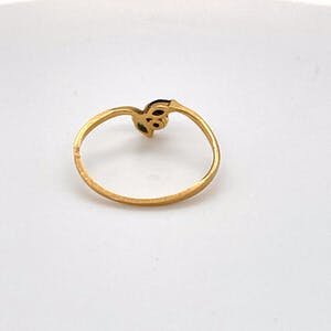 18K Goud - gouden ring met diamant, saffier en smaragd. maat 56(17,75) 1,20 gr kopen? Bied vanaf 90!