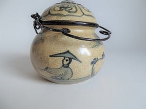 Niet of onleesbaar gesigneerd - Chinees porselein opium potje met decoratie en karakters kopen? Bied vanaf 10!