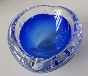 Floris Meydam - Serica asbak of kom blank en blauw glas met luchtbellen kopen? Bied vanaf 30!