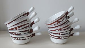 Niet of onleesbaar gesigneerd - Tien aardewerken soepkommen met wit Sgraffito decor kopen? Bied vanaf 1!