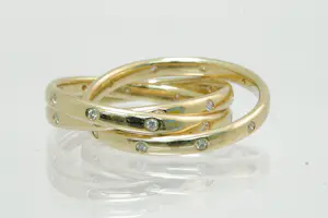 65 - Stijlvolle 14 karaats gouden dames design "trinity" ring met 0.35ct diamant kopen? Bied vanaf 430!