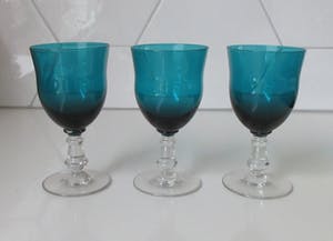 Verre Vieux Chenee - Drie antieke kristallen port of sherry glazen met zeegroene kelk kopen? Bied vanaf 30!
