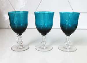 Verre Vieux Chenee - Drie antieke kristallen port of sherry glazen met zeegroene kelk verkocht voor € 30!
