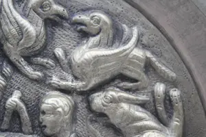 Niet of onleesbaar gesigneerd - Prachtige Zeer Zeldzame Oude Schotel met van Griffioenen en Fabeldieren kopen? Bied vanaf 1!