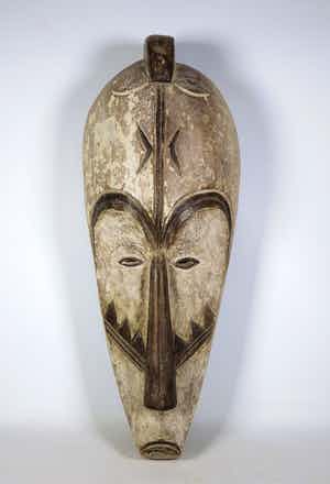 Fang - Groot houten Ngil masker met wit pigment en tattoo's onder ogen verkocht voor € 100!