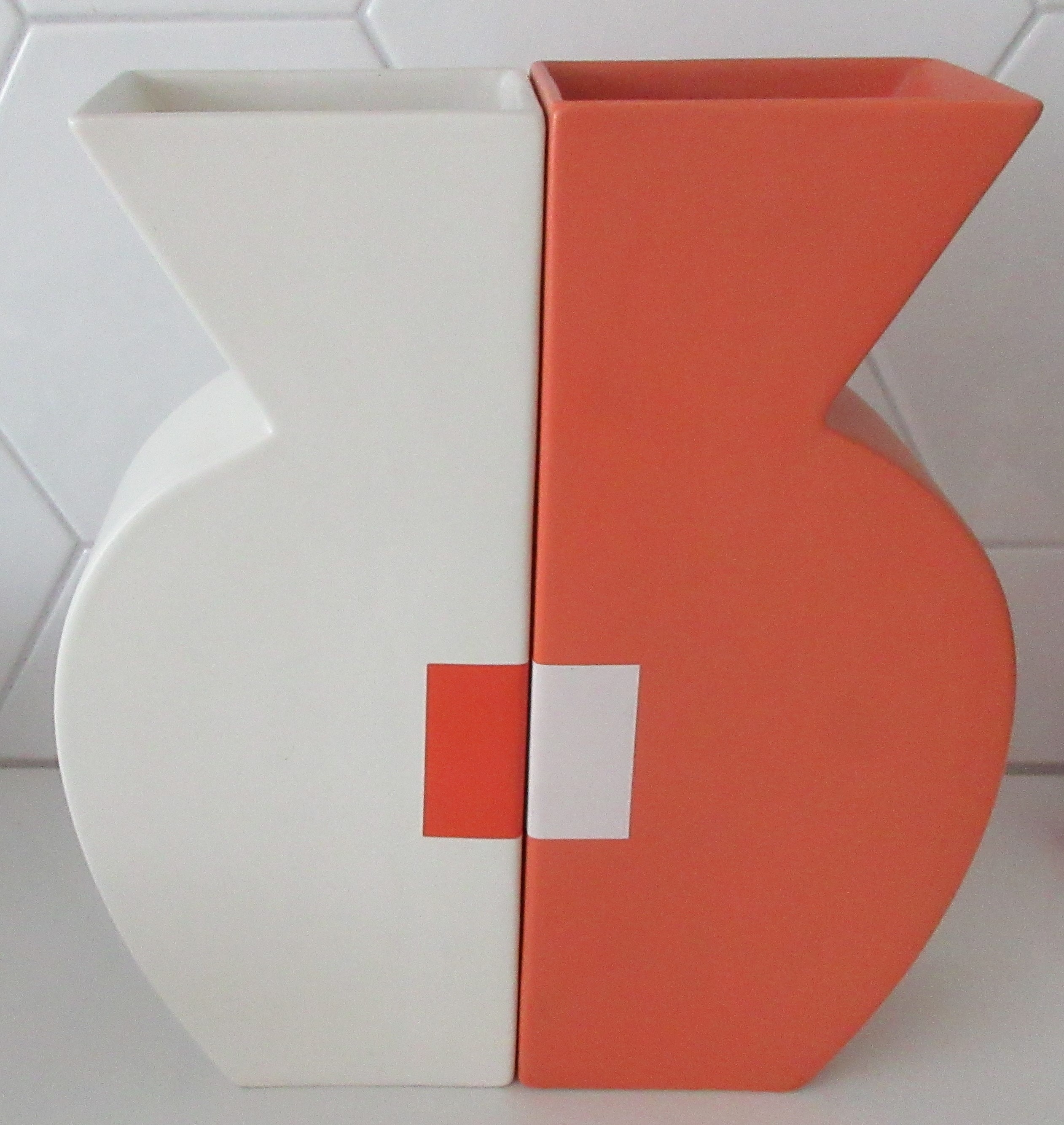 Niet of onleesbaar gesigneerd - Twee eighties platelen design vazen kopen? Bied vanaf 1!