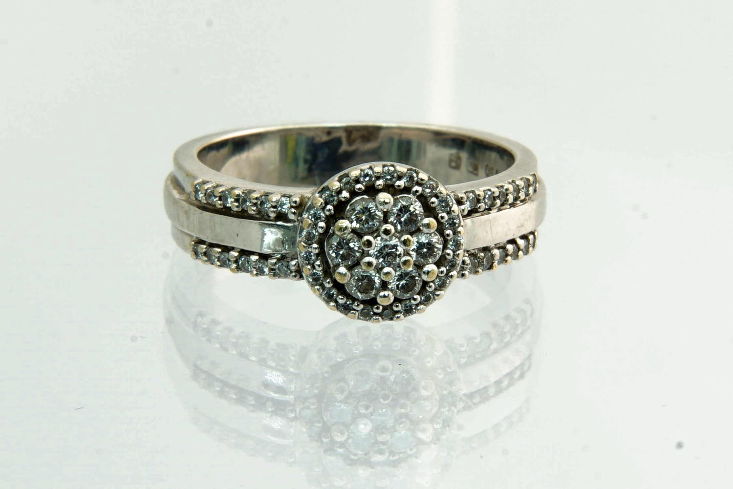 53 - 18 karaat wit gouden ring met diamant gezet met ca 0.40 crt briljant kopen? Bied vanaf 430!