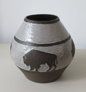 Dries Vermeulen - Grote zeer zeldzame vaas met sgraffito decor van Bizons kopen? Bied vanaf 1!