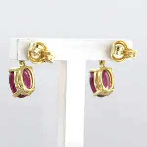 18k geelgouden oorhangers bezet met robijn en diamant tot. 0.10ct kopen? Bied vanaf 550!