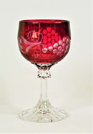 Zwaar paars kristallen wijnglas versiert met druiventrossen verkocht voor € 1!