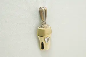 101 - Origineel 14 karaat bi colour Biertje hanger met ca 0.30 crt diamant kopen? Bied vanaf 180!