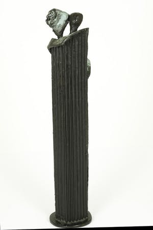 Renee van Leusden - Twee figuren in zuil 'Shelter' kopen? Bied vanaf 550!