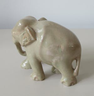 Niet of onleesbaar gesigneerd - Modernistisch aardewerken plastiek van een olifant kopen? Bied vanaf 1!