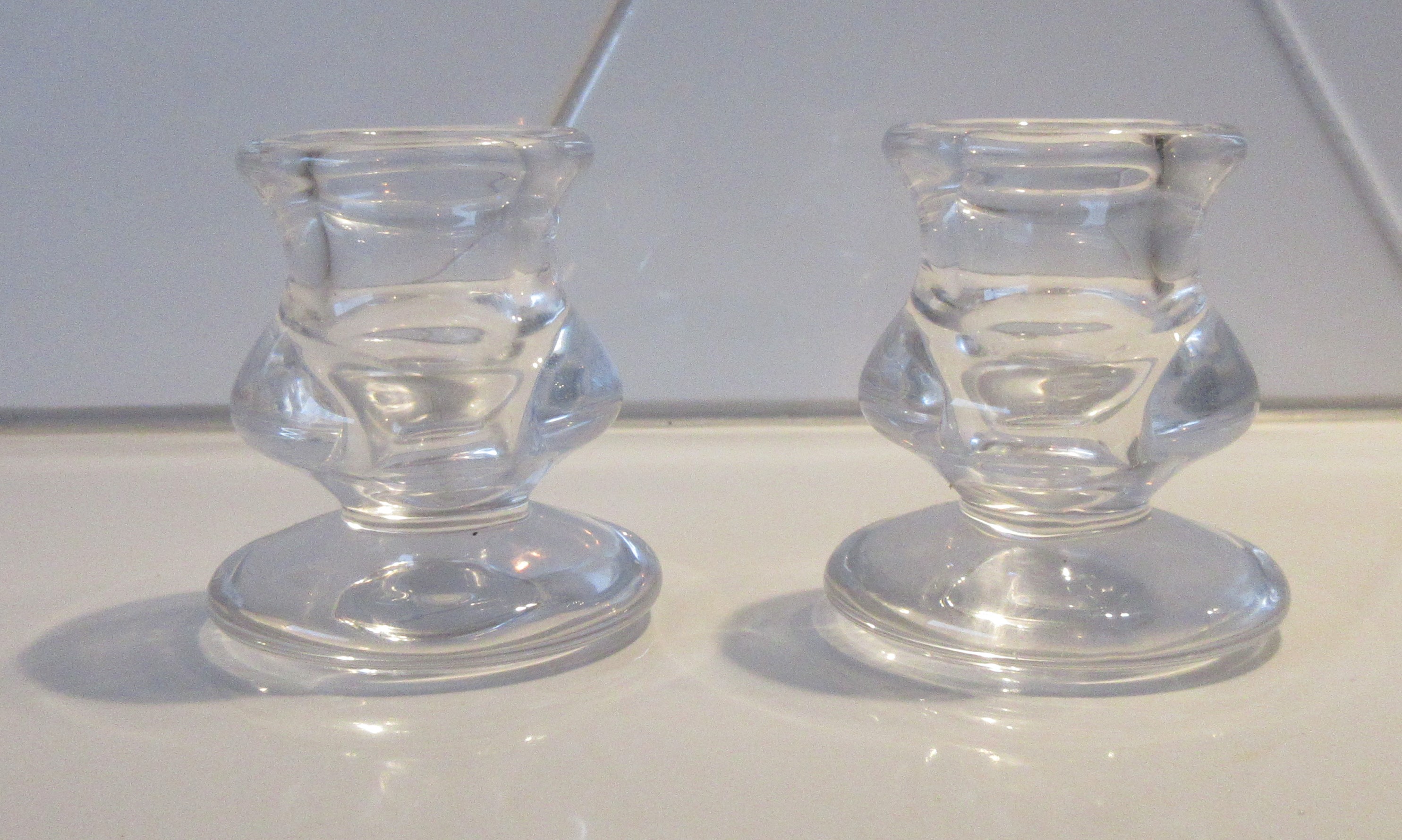 Niet of onleesbaar gesigneerd - Twee blank glazen kandelaren kopen? Bied vanaf 1!