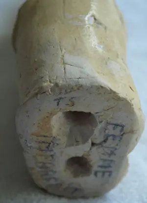 Niet of onleesbaar gesigneerd - Keramieken beeldje , Femme imparfaite – gesigneerd ‘T.S’ kopen? Bied vanaf 1!