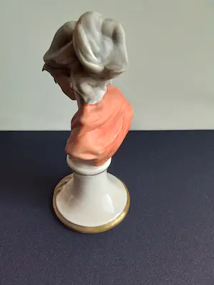 Niet of onleesbaar gesigneerd - 2 capodimonte beelden van jonge dames kopen? Bied vanaf 1!