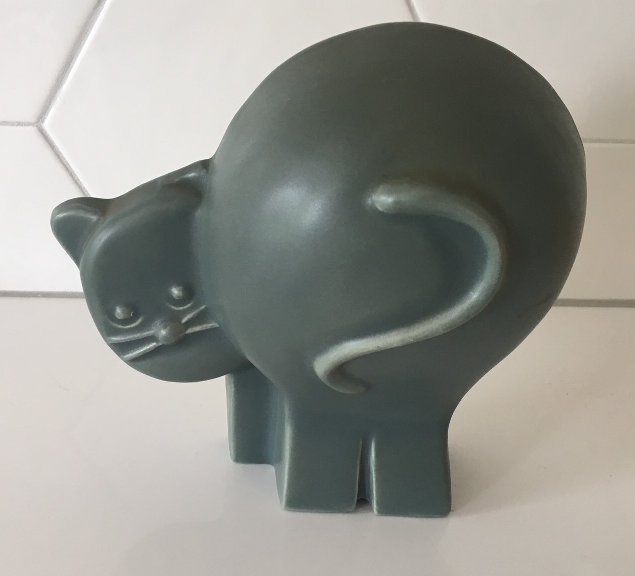 Niet of onleesbaar gesigneerd - Platelen plastiek van een Toekan en een Kat kopen? Bied vanaf 1!