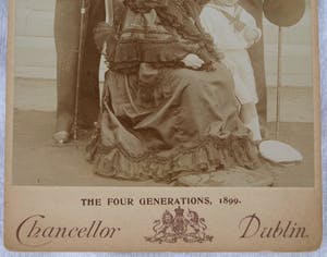 Niet of onleesbaar gesigneerd - 5 foto’s uit de 19e eeuw , Queen Victoria – o.a. Lafayette , W. & D. Downey… kopen? Bied vanaf 1!
