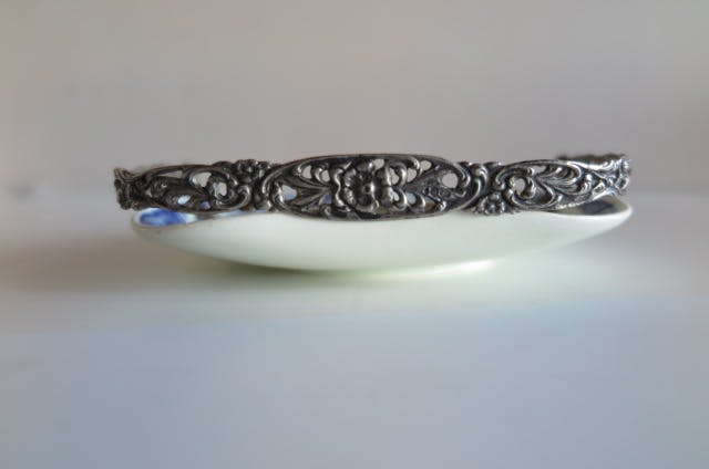 Kunstaardewerkfabriek Regina - Schaal Delfts blauw - Met verzilverd fraai ingesneden hengsel kopen? Bied vanaf 1!