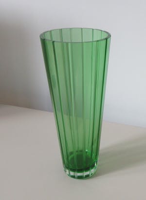 Hutschenreuther - Groen glazen vaas met geslepen banen kopen? Bied vanaf 1!