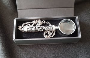 Niet of onleesbaar gesigneerd - Vergrootglas aan een ketting kopen? Bied vanaf 1!