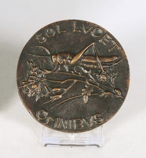 Brons (Onbekend) - Bronzen plaquette, Sol Lucet Omnibus kopen? Bied vanaf 10!