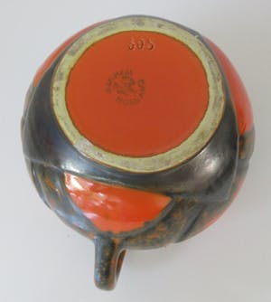 Arnhemsche Fayencefabriek - Twee oranje zwarte art deco vazen - Klaas Vet kaufen? Bieten Sie von 10!