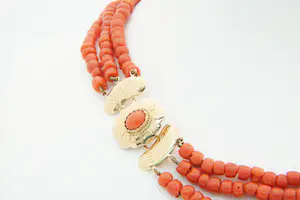 79 - Antiek Hollands bloedkoraal 3 rijen collier - fraaie 14krt gouden sluiting kopen? Bied vanaf 250!