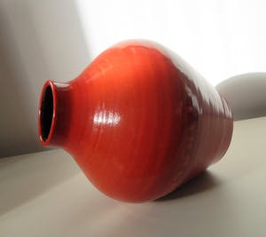 Niet of onleesbaar gesigneerd - Grote rode - oranje lava buikvaas - Pottery Henk Douwsma kopen? Bied vanaf 1!