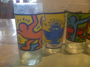 Keith Haring - enkele glazen met illustraties van Keith kopen? Bied vanaf 1!
