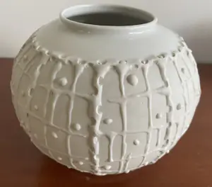 KPM Berlin - Op Art porseleinen bolvaasje kopen? Bied vanaf 45!