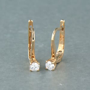 18k gouden solitair oorhangers bezet met briljant geslepen diamant tot. 0,18ct kopen? Bied vanaf 280!