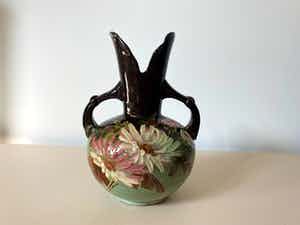 Niet of onleesbaar gesigneerd - Art Nouveau majolica vaas verkocht voor € 1!