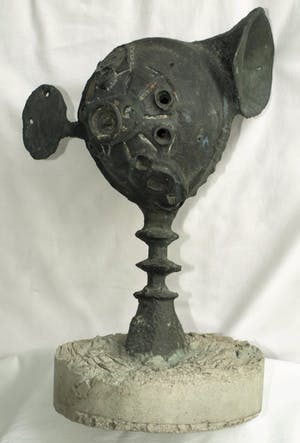 Niet of onleesbaar gesigneerd - Bronzen beeld op betonnen voet , "Autoclaxon" kopen? Bied vanaf 1!