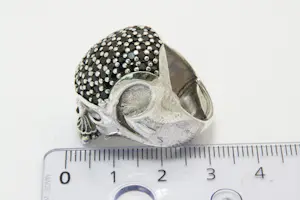 59 - Opvallende massief 1e ghlt zilveren Skull ring - met zwarte zirkonia kopen? Bied vanaf 50!