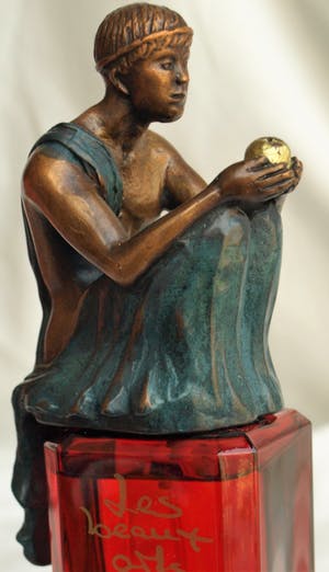 Patrizia Guerresi - Bronzen beeld op parfumfles , “Paris” – Les Beaux Arts – ca 1997 kopen? Bied vanaf 75!
