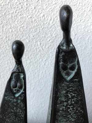 Niet of onleesbaar gesigneerd - 2 Moderne bronzen beelden van 2 Dames kopen? Bied vanaf 1!