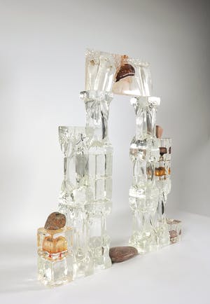 Isabelle Monod - Bijzonder glazen assemblage, Entrée du palais kopen? Bied vanaf 750!