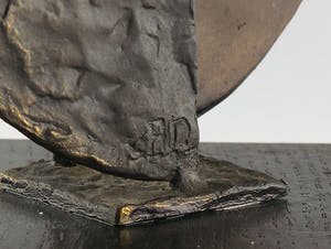 Brons (Onbekend) - Brons, Figuur tussen twee halve cirkels kopen? Bied vanaf 50!