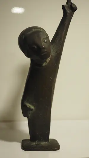 Kurt Lehmann - Kurt Lehmann Bronze Skulptur - Kleiner Knabe mit erhobenem Arm kopen? Bied vanaf 550!