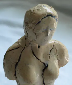 Niet of onleesbaar gesigneerd - Keramieken beeldje , Femme imparfaite – gesigneerd ‘T.S’ kopen? Bied vanaf 1!