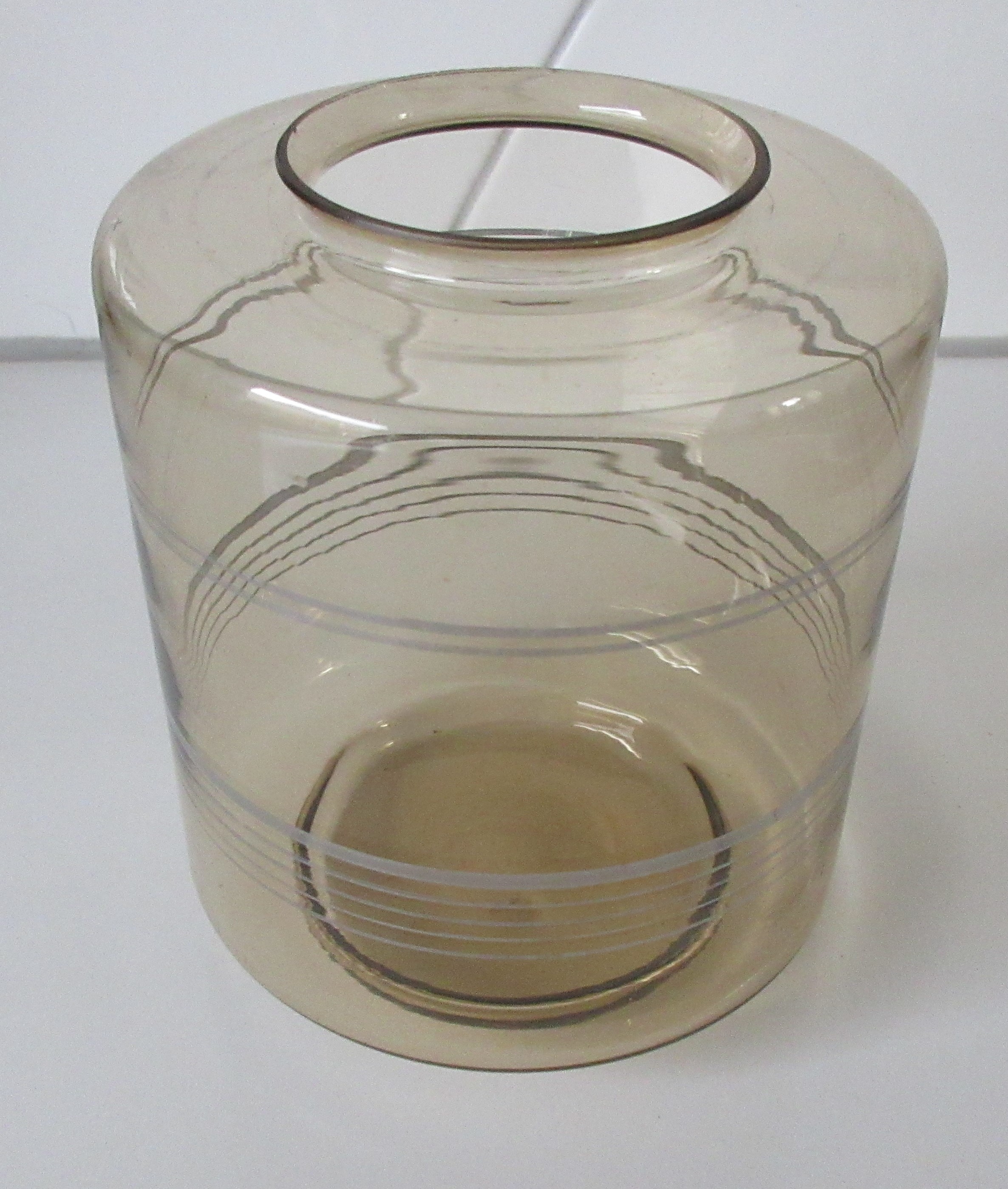 Niet of onleesbaar gesigneerd - Art deco Belgische rookglazen vaas (tonnetje) kopen? Bied vanaf 1!