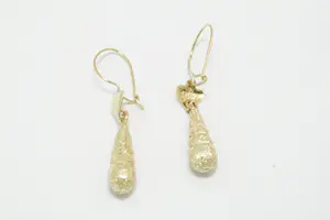 68- Elegant paar 14krt geel-gouden oorhangers- met bewerkte pegels kopen? Bied vanaf 50!