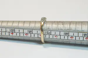 37 - Beneden wettelijk bicolor goud gehalte diamanten rijring met ca 0.25 crt kopen? Bied vanaf 180!