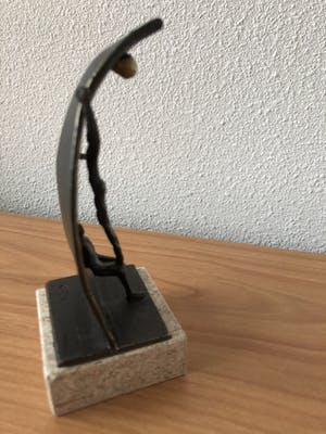 Corry Ammerlaan - Prachtig beeldje " De bal hoog houden " kopen? Bied vanaf 20!
